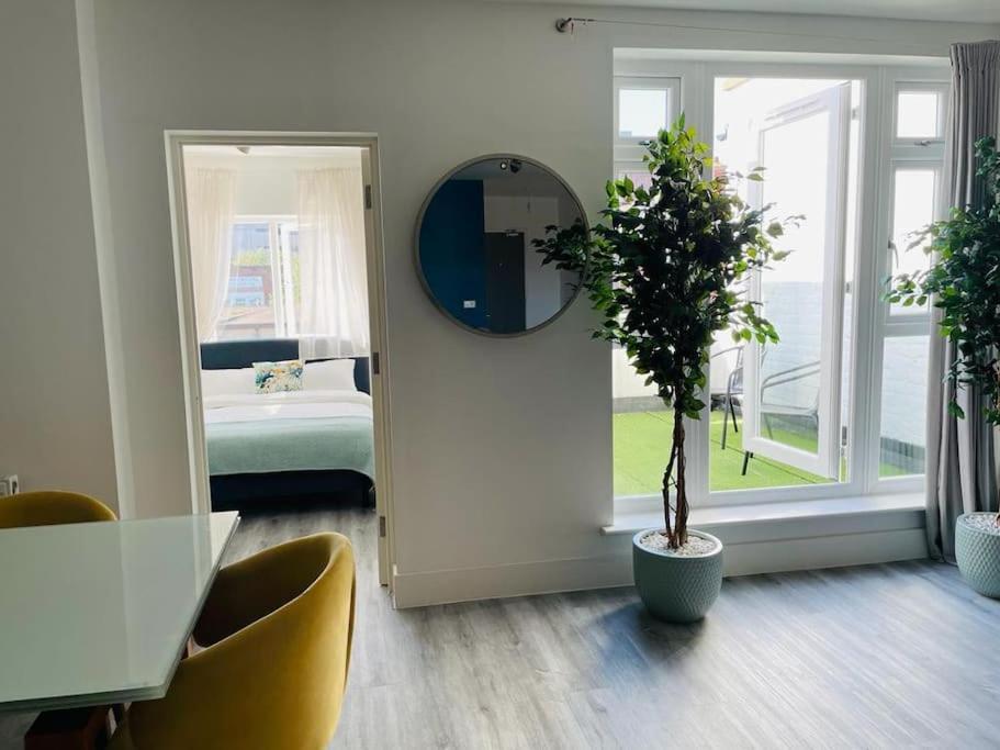 Stunning Huge Openplan 2Bed Flat Woking Exterior foto