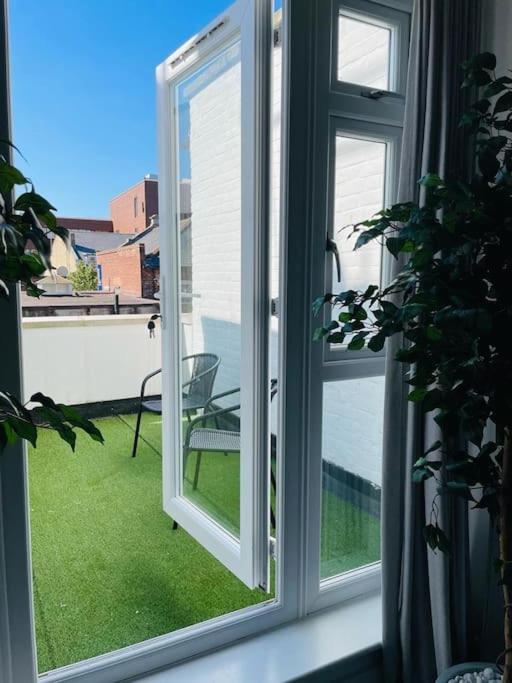 Stunning Huge Openplan 2Bed Flat Woking Exterior foto