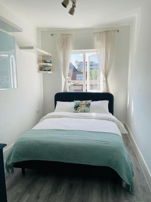 Stunning Huge Openplan 2Bed Flat Woking Exterior foto
